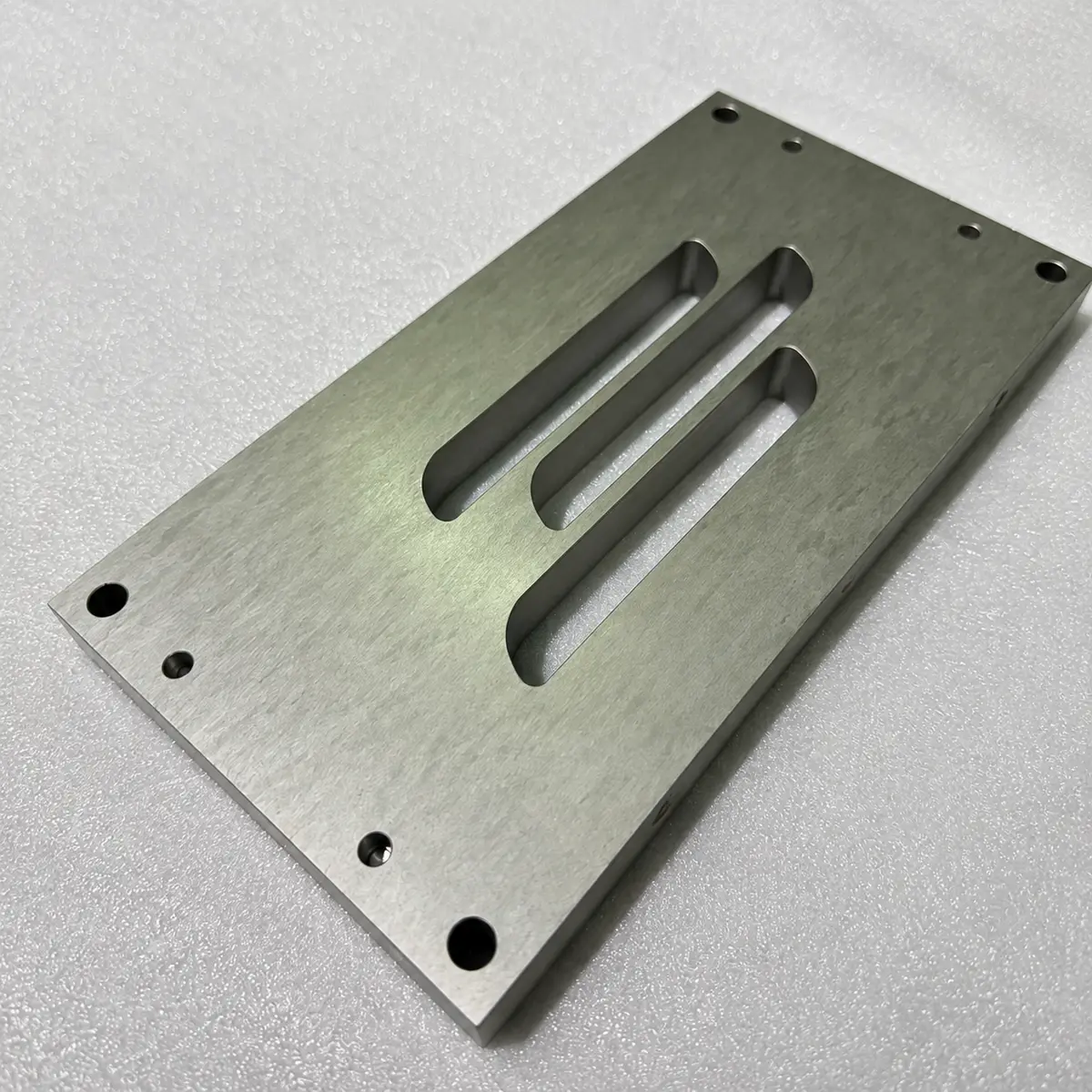 Piastra fresata CNC con cave e forature